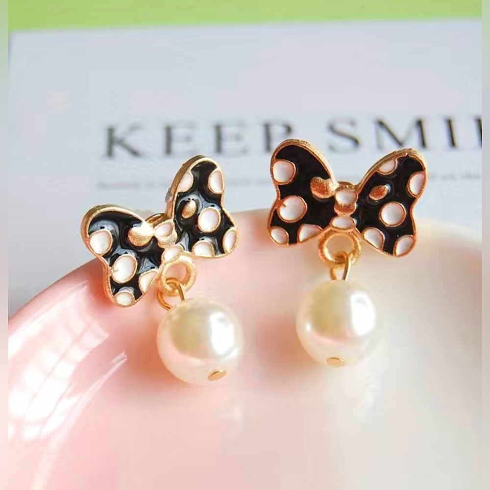 🎀 Minnie Mouse Bow Earrings.